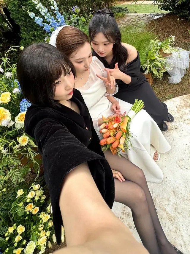 Joy Red Velvet hadir di pernikahan adiknya dengan tampilan gaya formal elegan. [@_imyour_joy]