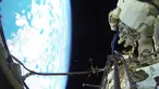 Kosmonot Rusia Sergei Volkov sedang melakukan spacewalk diluar badan Stasiun Luar Angkasa Internasional (ISS), (7/2). Spacewalk adalah kegiatan fisik astronot diluar pesawat ruang angkasa. (REUTERS/Roscosmos)