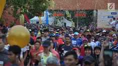 Peserta mengikuti Borobudur Marathon 2018 di Pelataran Taman Lumbini Borobudur Magelang, Minggu (18/11). Peserta Marathon terbagi 3 kategori, yakni Full Marathon 2.883 orang, Half Marathon 3.888 orang dan 10K sebanyak 2.901 orang. (Liputan6.com/Gholib)
