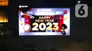 Warga menyaksikan pesta kembang api menyambut tahun baru 2023 di kawasan Bundaran HI, Jakarta, Senin (1/1/2023). Pemprov DKI Jakarta menggelar "car free night" hingga 1 Januari 2023 pukul 02.00 WIB dalam rangka menyambut tahun baru 2023. (Liputan6.com/Angga Yuniar)