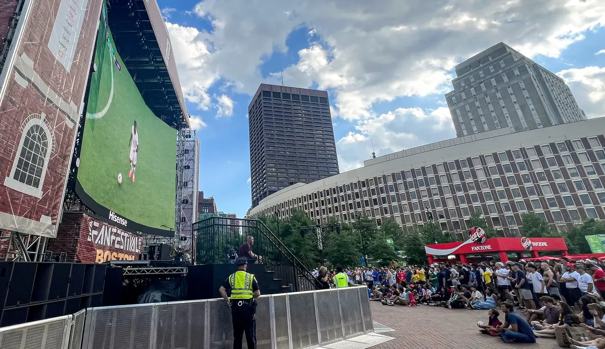 Penggemar sepak bola menyaksikan laga Inggris melawan Kroasia melalui layar raksasa di FIFA Fan Festival Boston, AS, Rabu (17/6/2026). (KLY Sports/Hery Kurniawan/Adv/Powerade)