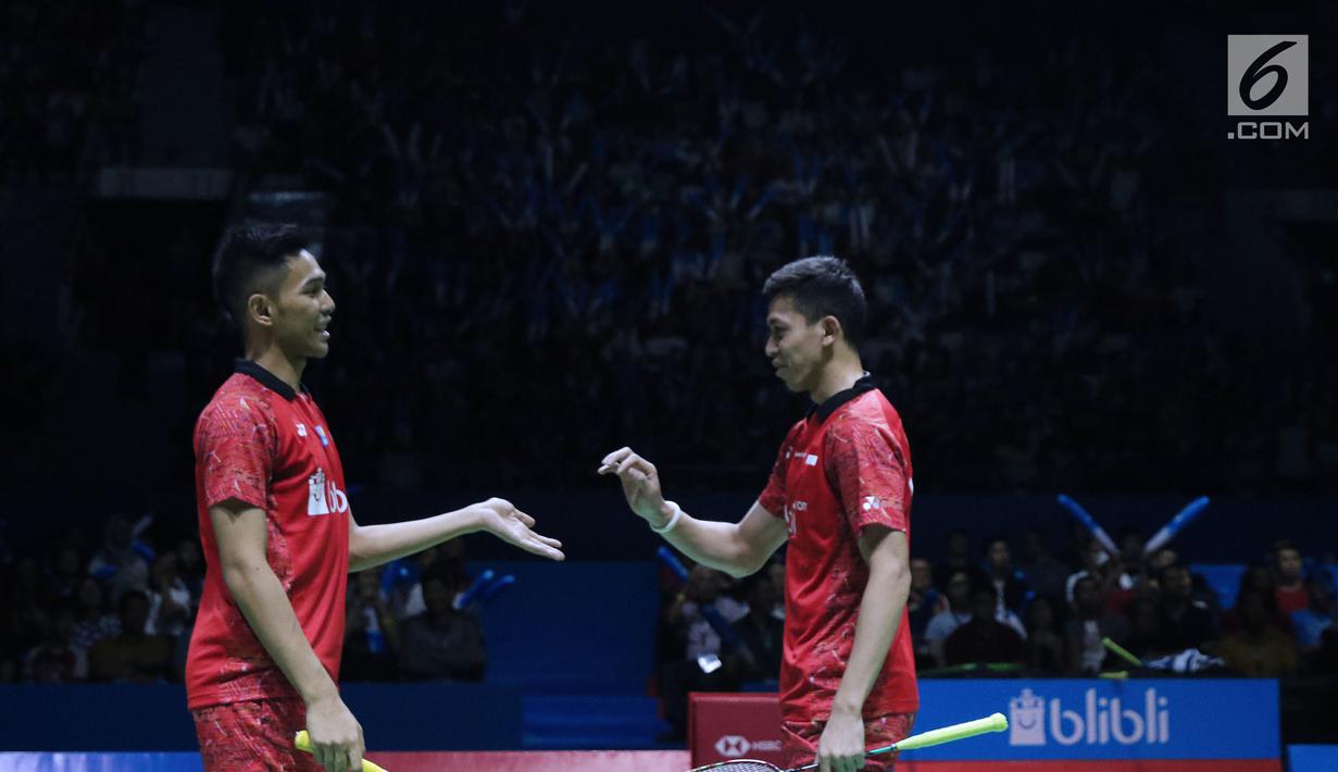 Ganda putra Indonesia, Fajar Alfian/M Rian Ardianto saat melawan Marcus F Gideon/Kevin Sanjaya Sukomuljo pada semifinal Indonesia Open 2018, Istora GBK, Jakarta, Sabtu (7/7). Fajar/Rian kalah 13-21, 10-21. (Liputan6.com/Helmi Fithriansyah)