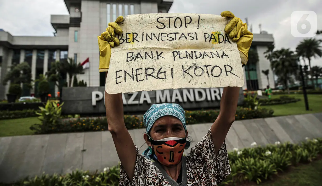 Aktivis melakukan aksi Jeda untuk Iklim di depan Plaza Mandiri, Jakarta, Selasa (25/1/2022). Aktivis menuntut komitmen bank nasional di Indonesia yang masih membiayai industri batu bara dan pertambangan yang merupakan penyumbang emisi terbesar kedua di Indonesia. (Liputan6.com/Faizal Fanani)