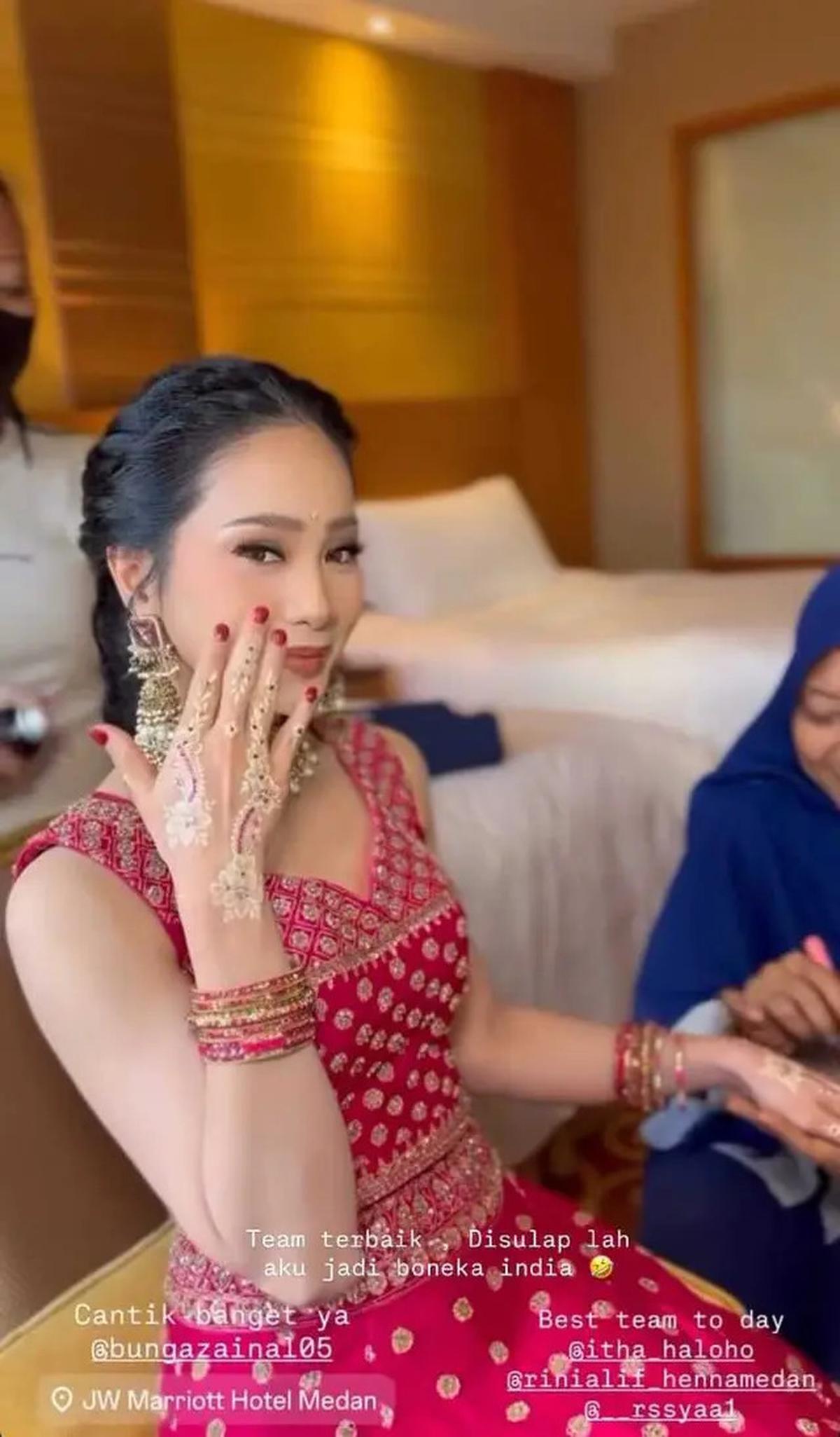 Gaya Menawan Bunga Zainal Pakai Lehenga India saat Kondangan, Tampil Elegan Ala Artis Bollywood