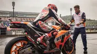 Pebalap Repsol Honda, Marc Marquez, menjadi yang tercepat pada sesi latihan bebas pertama MotoGP Jepang di Twin Ring Motegi, Jumat (13/10/2017). (Bola.com/Twitter/HRC_MotoGP)