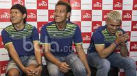 Pemain Arema FC, Cristian Gonzales, Kurnia Meiga dan Adam Alis menjadi bintang tamu pada acara jumpa fans di Toko Fisik Senayan City, Jakarta, Minggu (26/3/2017). (Bola.com/Vitalis Yogi Trisna)