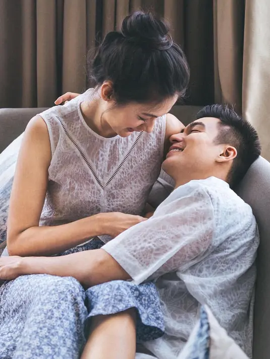 Paduan batik modern antara nuansa putih dan biru, memberi kesan fresh pada tampilan. Bahkan, kamu bisa juga mengandalkan kombinasi ini untuk tampil stylish di akhir pekan. (Foto: Instagram/ Parang Kencana)