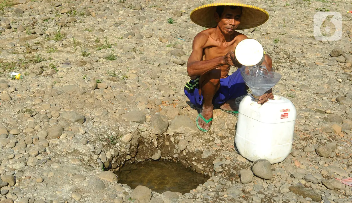 Bahkan ketika Sungai Cihoe telah mengering, warga tetap menggantungkan kebutuhan airnya pada aliran tersebut. (merdeka.com/Arie Basuki)