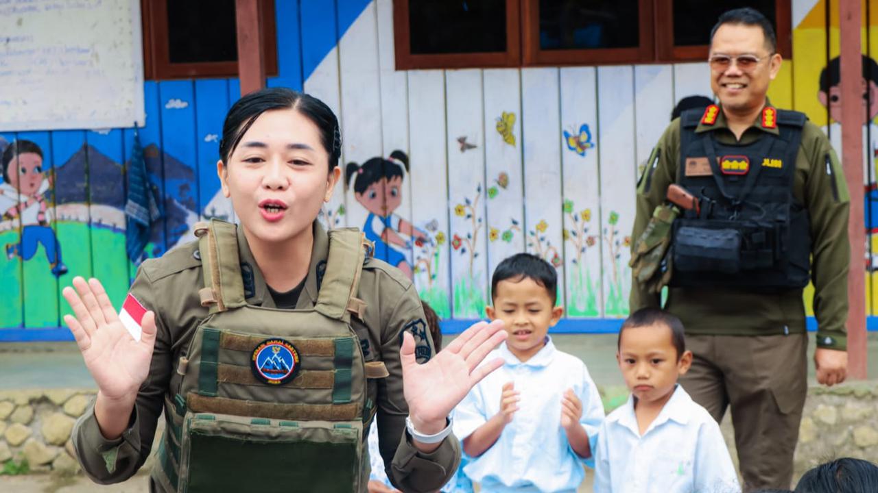 Tak Peduli Bahaya Mengintai, Potret Brigadir Polisi Cantik Hibur Anak-Anak TK di Papua