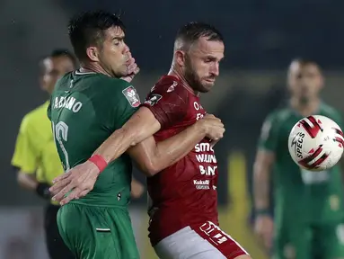 Striker Bali United, Ilija Spasojevic (kanan) mengontrol bola dibayangi bek PS Sleman, Fabiano Beltrame dalam laga perempatfinal Piala Menpora 2021 di Stadion Si Jalak Harupat, Bandung, Senin (12/4/2021). (Bola.com/Ikhwan Yanuar)