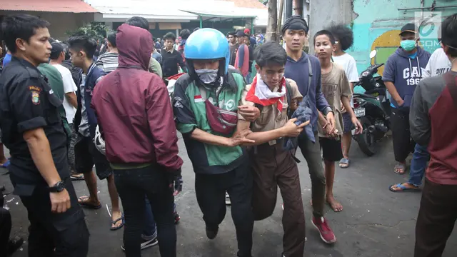 Gas Air Mata Bikin Pelajar Tumbang Saat Demo di DPR