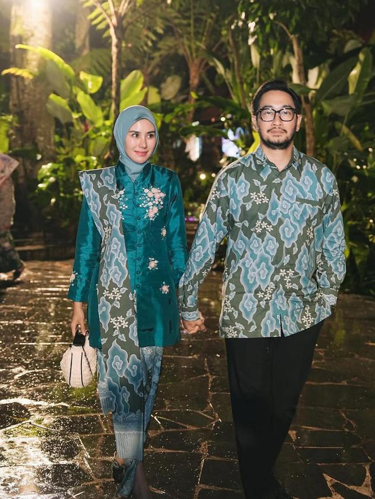 Potret Syahnaz Sadiqah Pakai Kebaya Kerah Shanghai dan Batik Megamendung, Serasi dengan Jeje Govinda