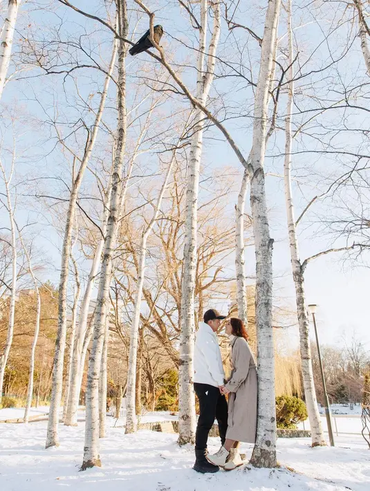 Dalam sebuah foto, Glenn nampak mengenakan sweater putih, celana hitam dan boots hitam. Sementara, Chelsea terlihat feminin dengan long coat beige dan boots putih [@chelseaolivia]