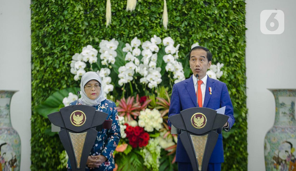 Presiden Joko Widodo (kanan) dan Presiden Singapura, Halimah Yacob melakukan konferensi pers bersama saat kunjungan kenegaraan di Istana Bogor, Jawa Barat, Selasa (4/2/2020). Dalam pertemuan tersebut kedua negara membahas kerjasama terutama dalam sektor bisnis. (Liputan6.com/Faizal Fanani)