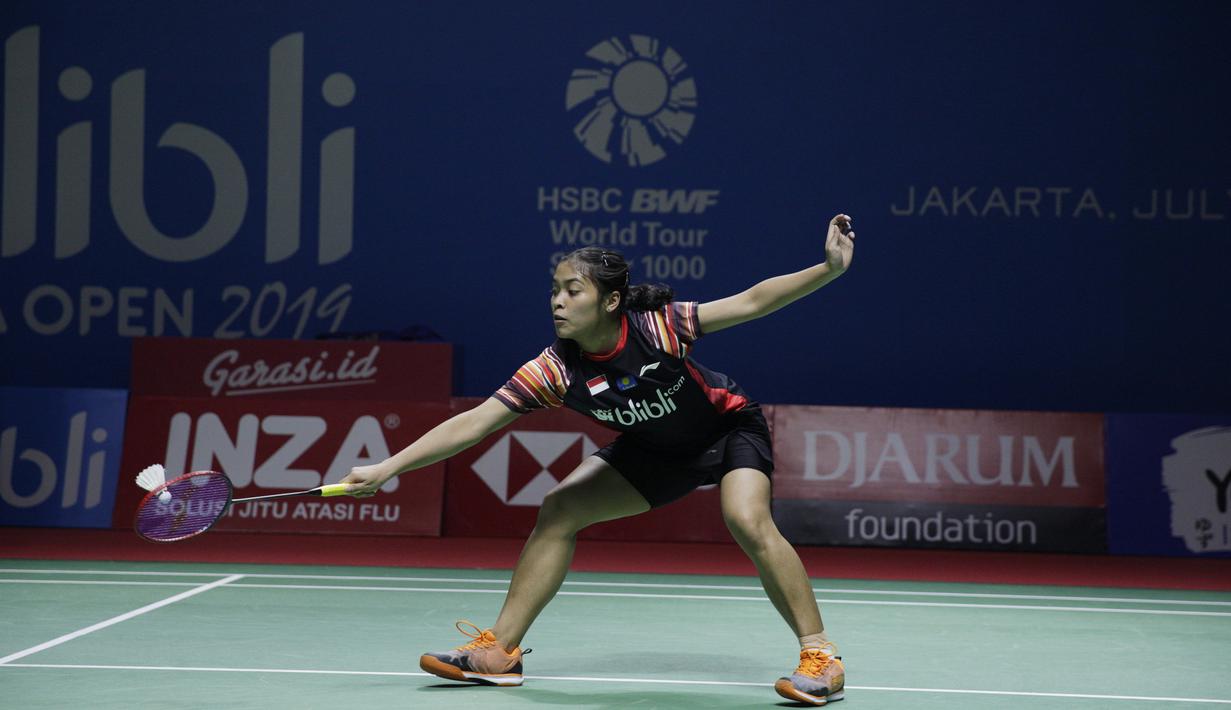 Tunggal putri Indonesia, Gregoria Mariska, berusaha mengembalikan kok saat melawan tunggal putri Thailand, Pornpawee Chochuwong, pada Blibli Indonesia Open 2019 di Istora Senayan, Jakarta, Selasa (16/7). Gregoria menang 21-10 dan 21-8. (Bola.com/Vitalis Y