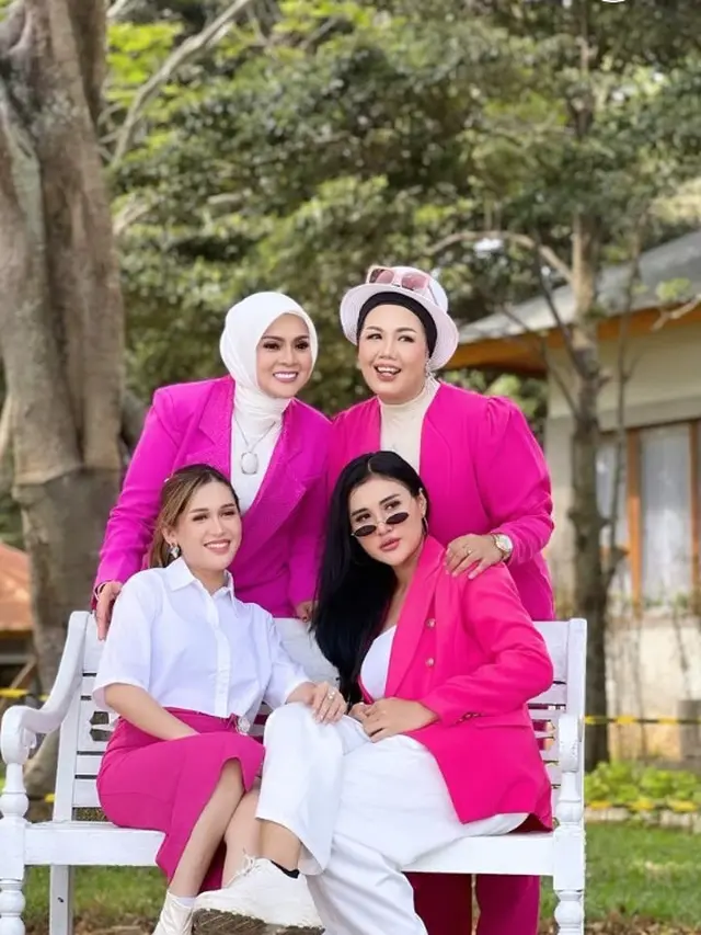 Kelompok vokal 4 Bunga. (Foto: Dok. Instagram @ellysugigi_real_)