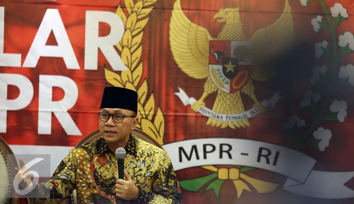 Ketua MPR Zulkifli Hasan memberikan keterangan pers terkait aksi bela agama pada 4 November di Kompleks Parlemen Senayan, Jakarta, Kamis (3/11). (Liputan6.com/Johan Tallo)