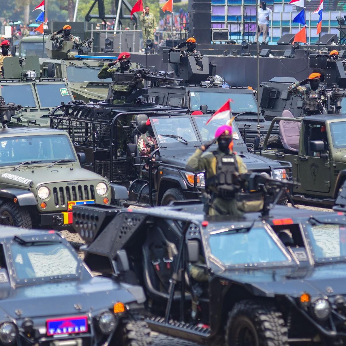 FOTO: Ribuan Warga Padati Monas Saksikan Kemegahan Parade HUT ke-80 TNI