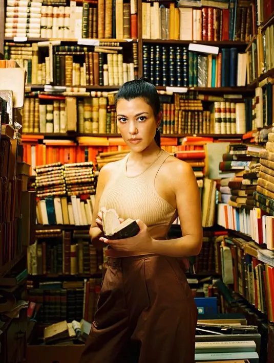 Dikabarkan keduanya hampir   putus karena ketidaknyamanan   Younes melihat foto seksi   Kourtney terpampang di   Instagram. (instagram/kourtneykardash)