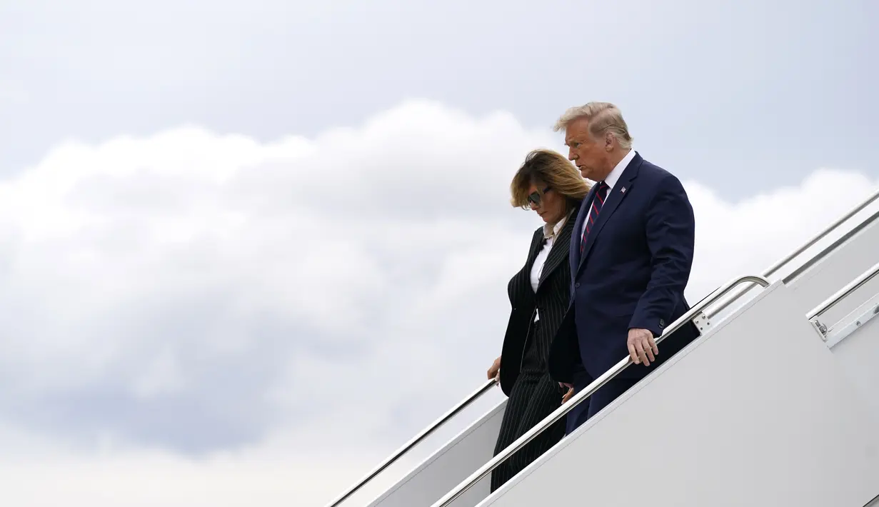 Presiden Donald Trump dan ibu negara Melania Trump tiba di Bandara Internasional Cleveland Hopkins untuk debat presiden pertama di Cleveland, Selasa, 29 September 2020. (AP Photo / Evan Vucci)