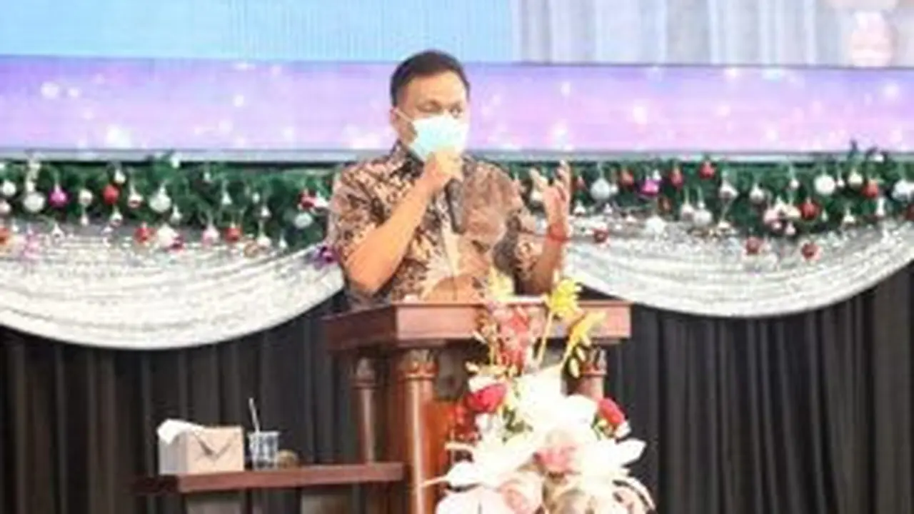 Gubernur Sulut Olly Dondokambey saat menghadiri ibadah di Gereja Bethany Manado, Minggu (6/12/2020).