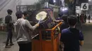 Sejumlah remaja melakukan pukul bedug keliling kampung di Karang Tengah,Tangerang, Banten, Rabu (29/4/2020). Pukul bedug keliling merupakan tradisi membangunkan warga untuk sahur pada bulan Ramadan. (Liputan6.com/Angga Yuniar)