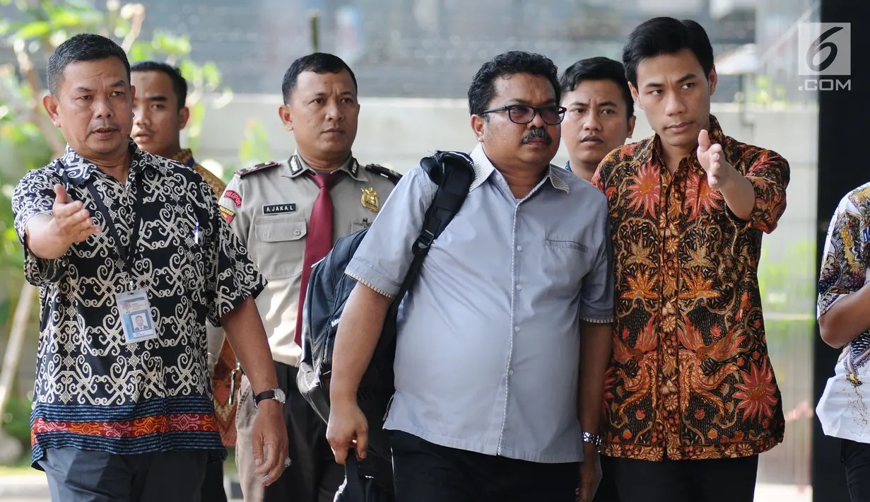 Dirut PDAM Bandarmasih, Muslih (tengah) saat tiba untuk menjalani pemeriksaan lanjutan di Gedung KPK, Jakarta, Jumat (15/9). KPK menduga ada penyuapan terkait proses pembahasan perda setempat. (Liputan6.com/Helmi Fithriansyah)