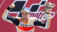 Ekspresi kebahagiaan pembalap Repsol Honda, Marc Marquez usai memenangkan MotoGP Belanda 2018 di Sirkuit Assen. (Vincent Jannink / ANP / AFP)