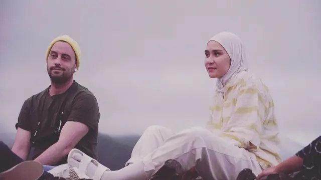 Bertemu Idola, Ini 7 Potret Kebersamaan Zaskia Adya Mecca dan Dave Moffatt