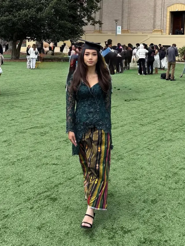 Jasmine Abeng Putri Ririn Ekawati saat Wisuda pakai sarong. [@ririnekawati]