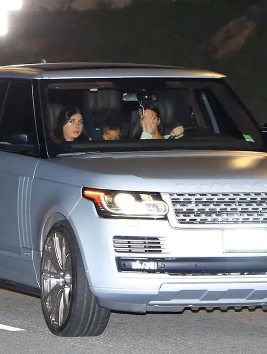 Dilaporkan mirror.com, Kim yang tengah menyetir mobil bersama sahabat karibnya, Brittny Gastineau, dan kedua anaknya, North dan Saint yang duduk di kursi bagian belakang terlihat masih mengenakan cincin pernikahannya dengan Kanye. (doc.mirror.com)