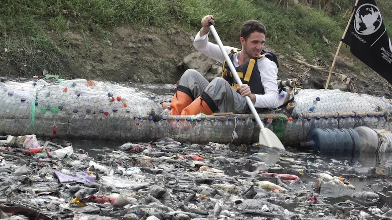 Gary Bencheghib di Sungai Citarum membersihkan sampah-sampah plastik.(Koleksi pribadi)