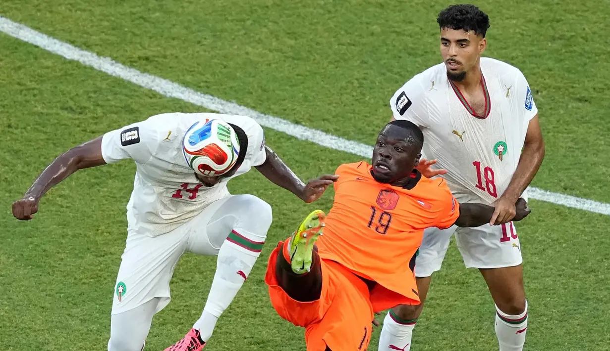 Pemain Maroko Issa Diop menyundul bola melawan pemain Belanda Brian Brobbey (selama pertandingan sepak bola babak 32 Piala Dunia antara Belanda dan Maroko di Guadalupe, dekat Monterrey, Meksiko, Senin (29/06/2026). (AP Photo/Moises Castillo)