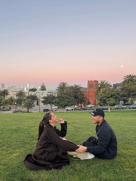 Melihat outfit liburan Jessica Mila dan Yakup Hasibuan yang nampak serasi (instagram/jscmila)