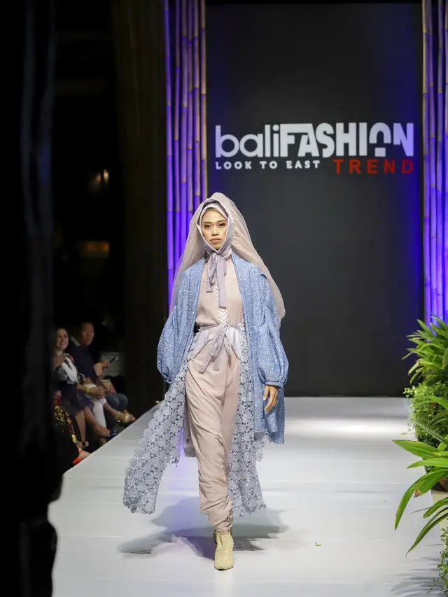 Busana Hijab Lebih Modis dengan Gaya Layering