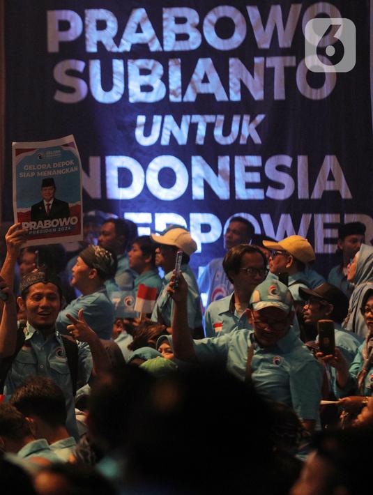 Kedatangan Prabowo Subianto pada deklarasi itu disambut riuh sorak dari para kader Partai Gelora yang kompak menggunakan baju biru muda. Sambil bersorak, kader Partai Gelora juga mengangkat dan melambaikan bendera kecil. (merdeka.com/Imam Buhori)