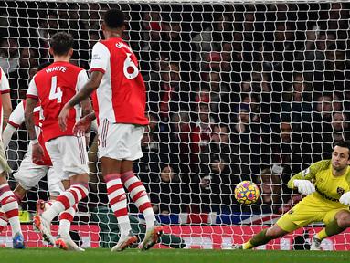Peluang gol dari eksekusi penalti dapat dikatakan hampir mencapai 90 persen lebih. Hanya ketenangan dan kecekatan seorang penjaga gawang yang mampu menggagalkannya. Seperti 5 kiper di Liga Inggris berikut dengan penyelamatan terbanyak dalam eksekusi penalti. (AFP/Ben Stansall)