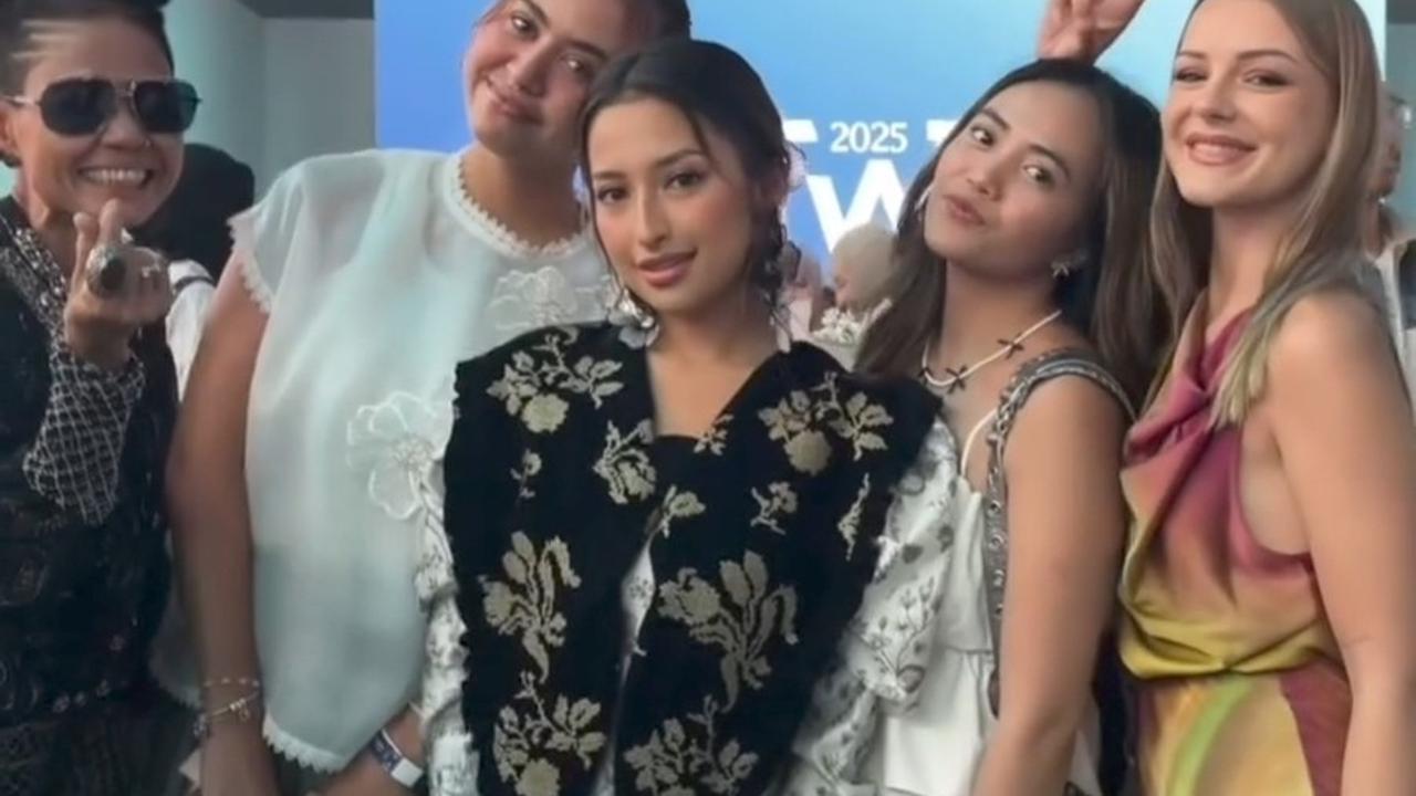 Kehadiran keluarganya di venue JFW 2025 memberikan dorongan semangat yang lebih bagi Jennifer Coppen.<br>