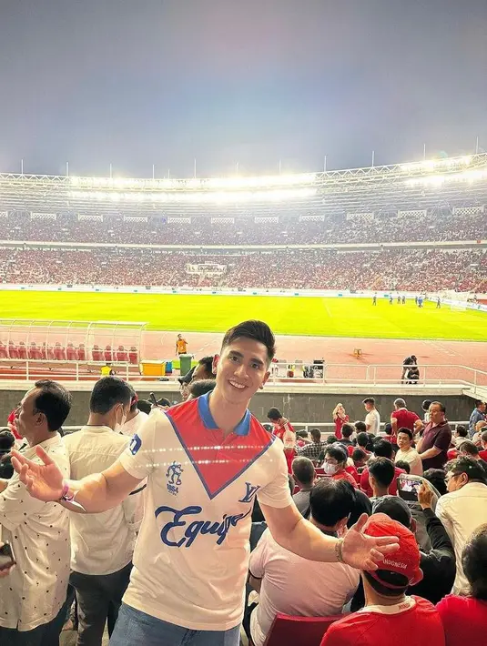 Ia memadukan kaus The Equipe Louis Vuitton Polo dengan celana jeans panjang. [Foto: Instagram].