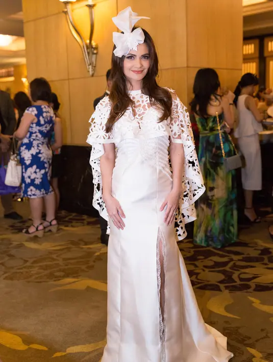 Ibu satu anak, Sidney Azkassyah Yusuf saat hadir dalam acara Annual Fashion Show 2016 bertajuk A Maze, yang digelar di Hotel Mulia, kawasan Senayan, Jakarta, Jumat (26/2/2016) malam. (Desmond Manullang/Bintang.com)