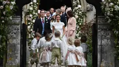 Pippa Middleton, adik Kate Middleton, dan James Matthews setelah mengikuti upacara pernikahan di Gereja St Mark, Englefield, Inggris, Sabtu (20/5). Adik ipar Pangeran William itu terlihat cantik mengenakan gaun karya Giles Deacon. (JUSTIN TALLIS/POOL/AFP)