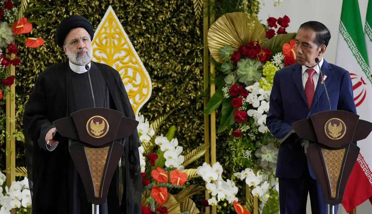 Usai upacara sambutan, Ebrahim Raisi dikenalkan oleh Jokowi kepada para menteri dan delegasi yang mendampinginya hari ini. (AP Photo/Achmad Ibrahim)