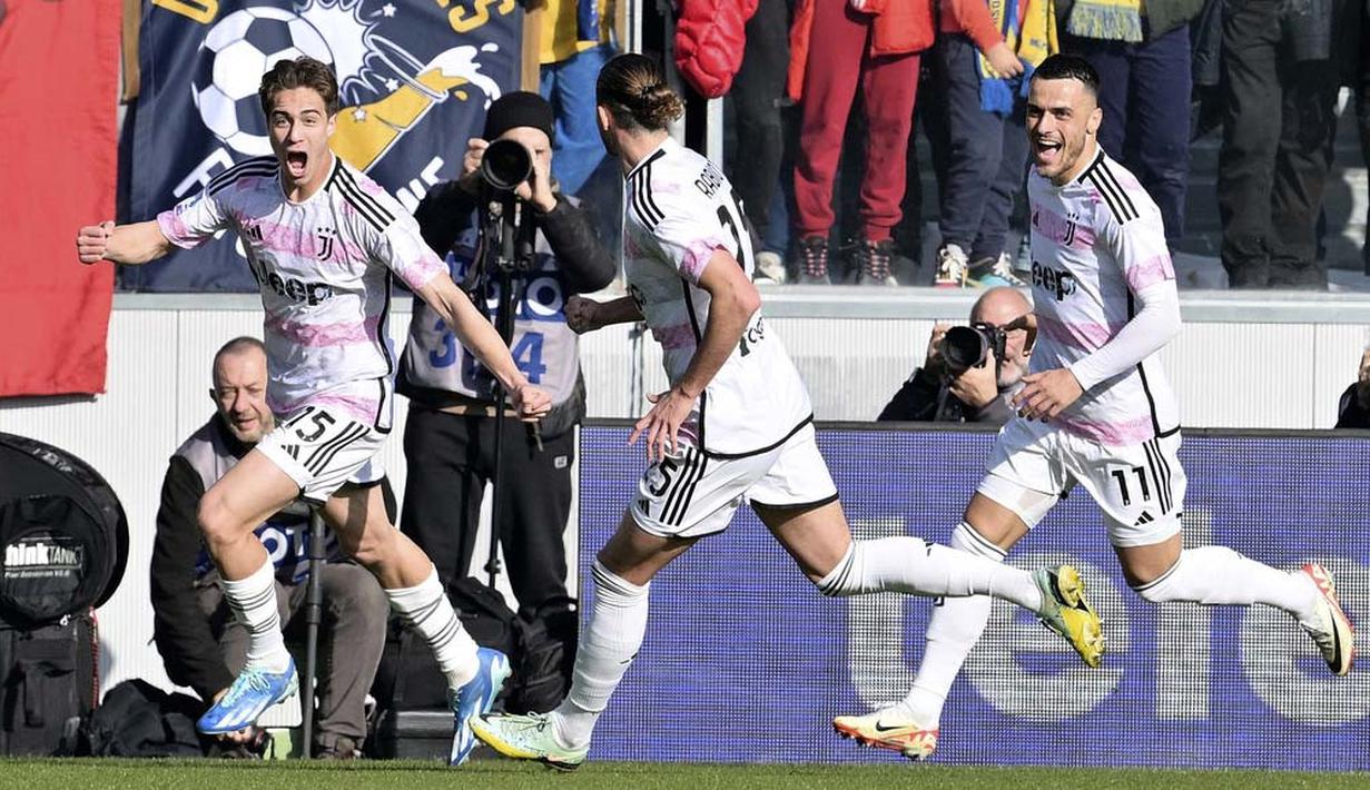 Pemain Juventus, Kenan Yildiz, melakukan selebrasi setelah mencetak gol ke gawang Frosinone pada laga lanjutan Liga Italia di Stadion Benito Stirpe, Sabtu (23/12/2023). Menurut Opta, Yildiz menjadi pemain asing termuda yang mencetak gol bagi Juventus. Dia melakukannya pada usia 18 tahun 233 hari. (LaPresse via AP/Alfredo Falcone)