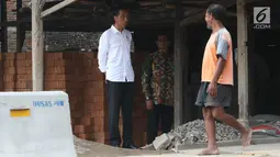 Presiden Joko Widodo memantau persiapan simulasi kirab kereta pembawa mempelai pengantin Kahiyang-Bobby di Solo, Senin (6/11). Pernikahan putri Presiden Joko Widodo tersebut akan berlangsung pada Rabu (8/11) esok. (Liputan6.com/Angga Yuniar)