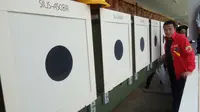 Menpora Imam Nahrawi mengecek papan menembak di Venue Menembak JSC Palembang jelang Asian Games 2018 (Liputan6.com / Nefri Inge)