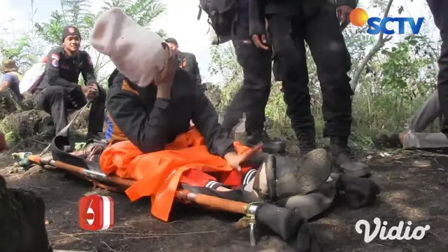 Korban naik ke Gunung Lemongan sejak hari Sabtu lalu. Cuaca buruk membuat proses evakuasi berlangsung hampir 19 Jam lamanya. Setelah sempat tertahan di puncak gunung akibat terjatuh, evakuasi Dwi Putri Handayani (26) akhirnya berhasil dilakukan tim r...