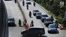 Sejumlah kendaraan melawan arah di kawasan Petukangan, Jakarta, Senin (18/6). Banyak pengendara mengabaikan keselamatan berlalu lintas di momen libur Lebaran dengan melawan arah hingga tidak mengenakan helm saat berkendara. (Liputan6.com/Angga Yuniar)