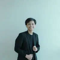 Prima Nugroho pemenang Harapan&nbsp;di&nbsp;Tata Wastra di Parade Wastra Nusantara 2024 | copyright fimela.com