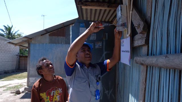Raut Wajah Bahagia Benjamin Setelah 20 Tahun Menanti Rumah Dialiri Listrik