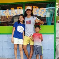 Warung Tegal atau lebih dikenal warteg, warung makan yang menyediakan banyak menu. Warung ini menyediakan aneka menu masakan dengan harga terjangkau bagi kalangan menengah ke bawah. Meski demikian, banyak selebriti yang juga tak gensi atau suka makan di warteg. [Instagram/@dwisasono/@tya_ariestya]